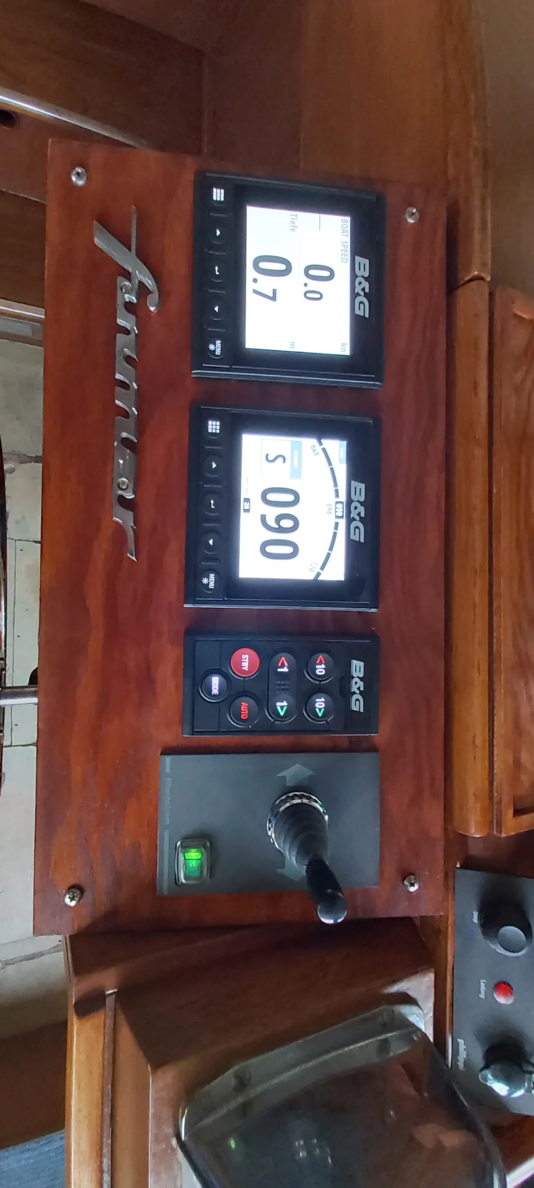 Detail: B&G-Multifunktionsanzeigen und Joystick am Innensteuerstand der historischen Segelyacht
