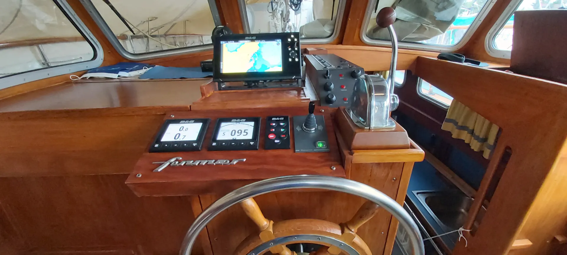 Modernisierter Innensteuerstand: B&G-Plotter, Multifunktionsanzeigen und Joystick auf historischem Furnier-Holz