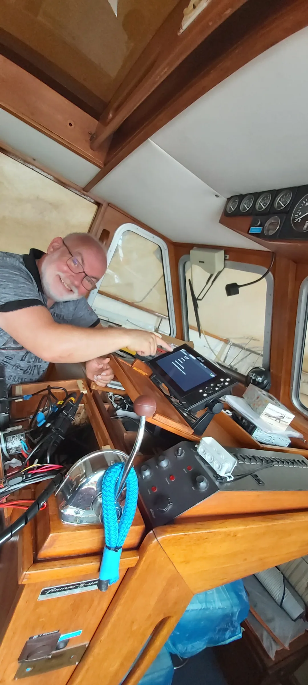 Thomas Drossel beim Einbau des Plotters auf einer historischen Segelyacht in Kroatien
