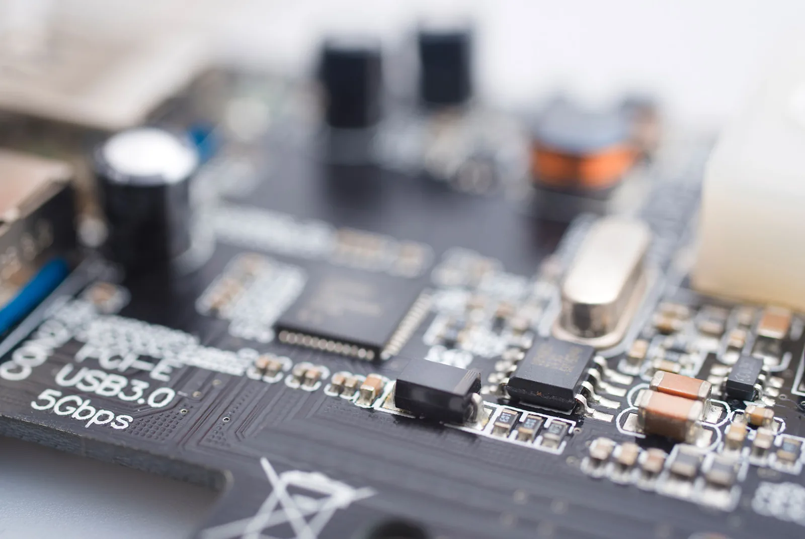 Hochauflösende Aufnahme einer Hauptplatine – IT- und Elektronik-Kompetenz