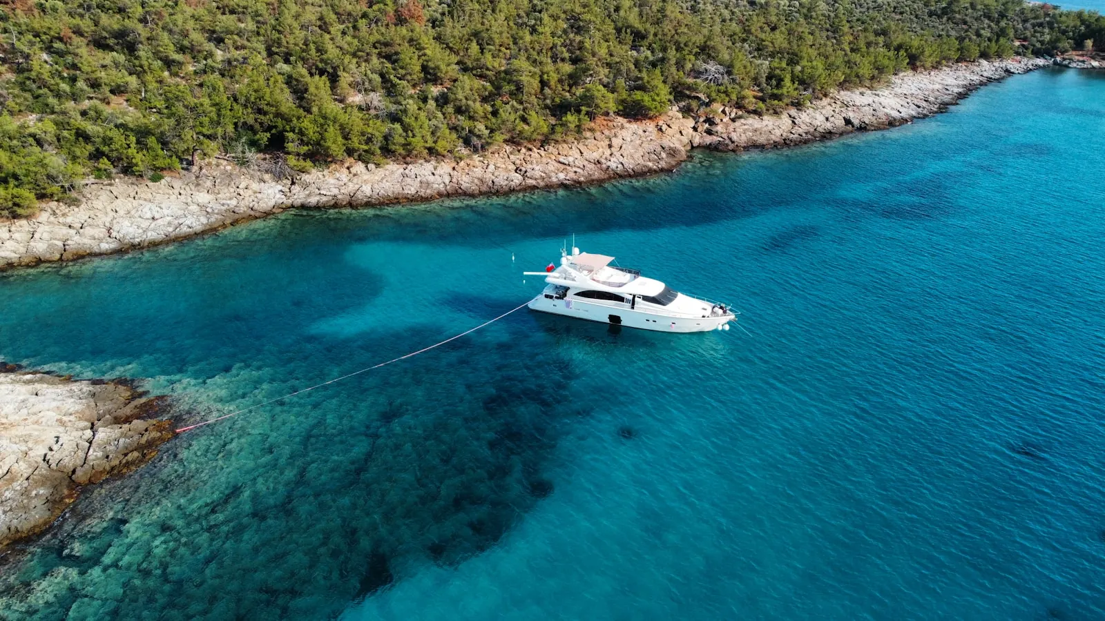Charter-Yacht vor Anker – Symbolbild